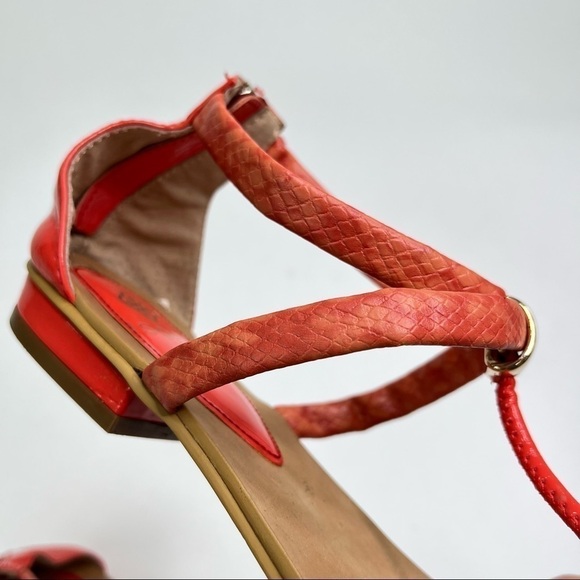 ISOLÁ Coral Peach Orange Snakeskin Gold Tipped T-Strap Cleopatra Sandals Shoes - Picture 7 of 12